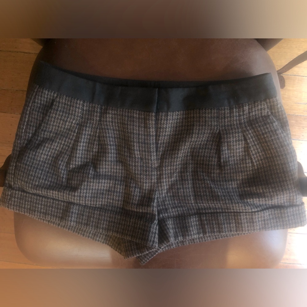 Express houndstooth, wool blend, pleated dress shorts. Black and brown. Size 4.